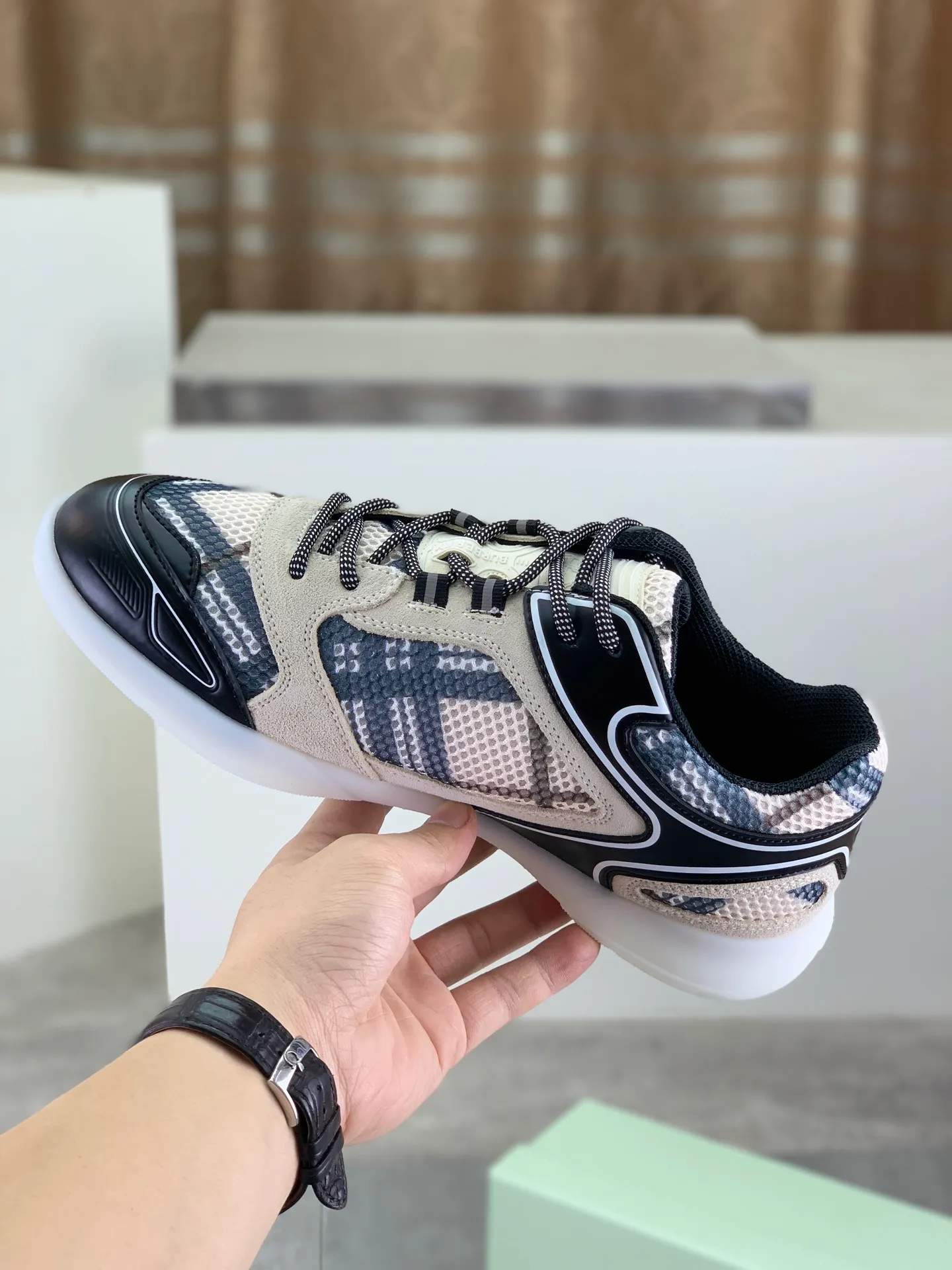 Factory price P720 [BURBERRY] Burberry - High-end quality original order - Upper: imported 🔝 original material - Inner lining: cowhide lining, feet; water-dyed cowhide - Outsole: ultra-light TPR rubber; two-color molded outsole - Ultra-high quality control·Fine workmanship: highlighted (high-end·nobility·grade) -Size: 36-46 for men and women Color: 4️⃣colors available